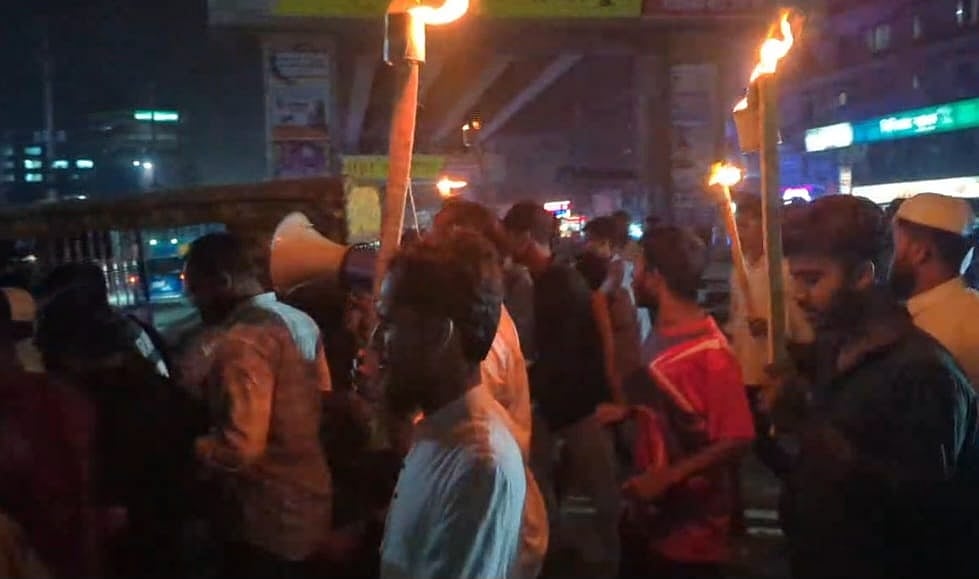 এনসিপি নেতা হাসনাত আব্দুল্লাহর গাড়িতে হামলার প্রতিবাদে মশালমিছিল করে এনসিপি নেতা–কর্মীরা। আজ রোববার রাতে ঢাকা–ময়মনসিংহ মহাসড়কের চান্দনা চৌরাস্তা এলাকায়