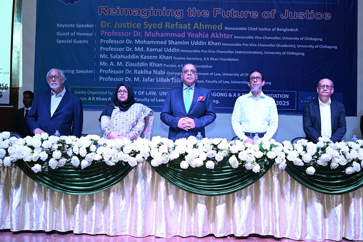 চট্টগ্রাম বিশ্ববিদ্যালয়ের আইন অনুষদের অডিটরিয়ামে ‘রিমেইনিং দ্য ফিউচার অব জাস্টিস’ শীর্ষক সেমিনারে প্রধান বিচারপতি সৈয়দ রেফাত আহমেদ