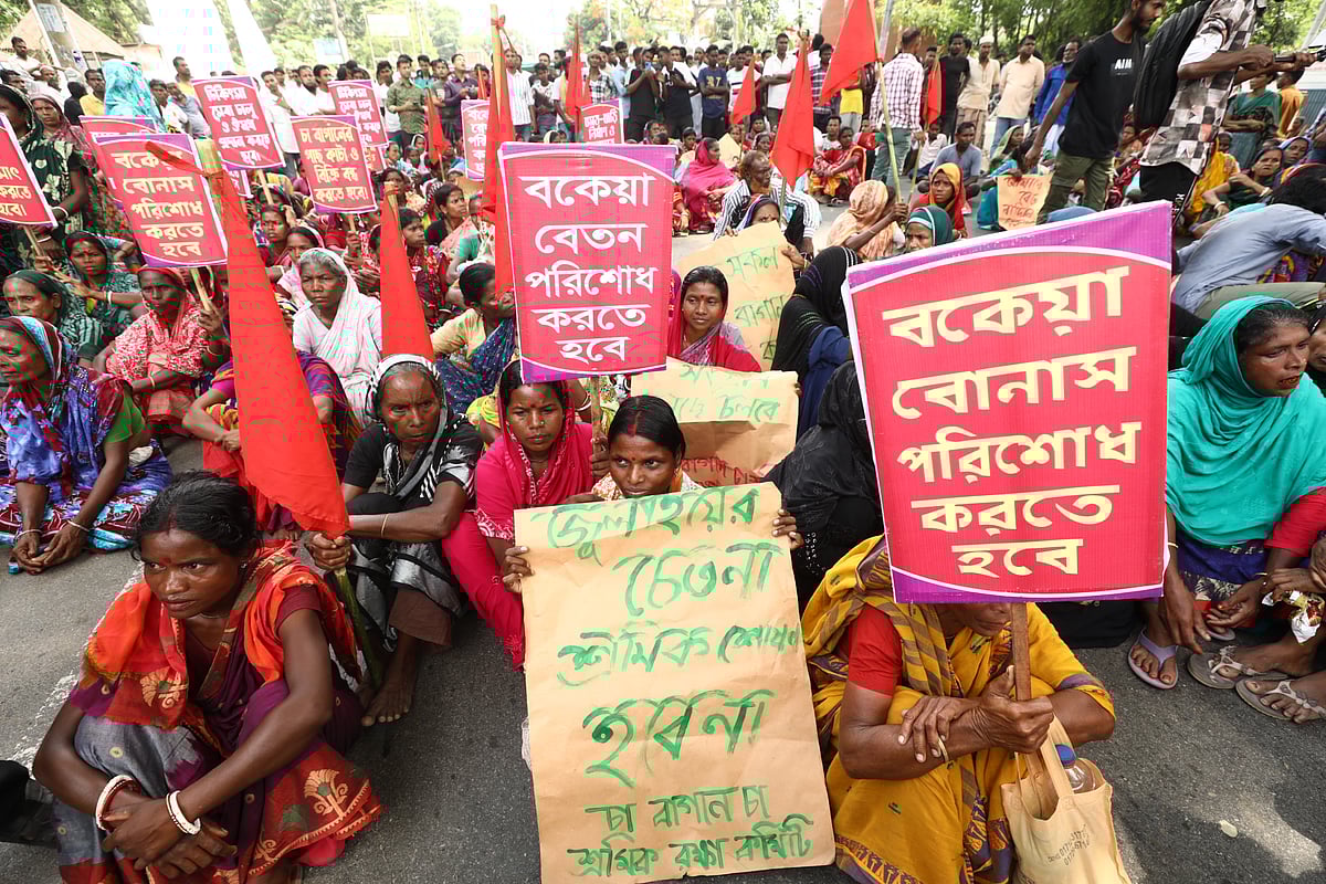 ২০ সপ্তাহের বকেয়া বেতন, রেশনসহ ১১ দফা দাবিতে সিলেট-কোম্পানীগঞ্জ সড়ক অবরোধ করে বিক্ষোভ করেন শ্রমিকেরা। আজ রোববার দুপুরে লাক্কাতুরা চা-বাগান এলাকায়