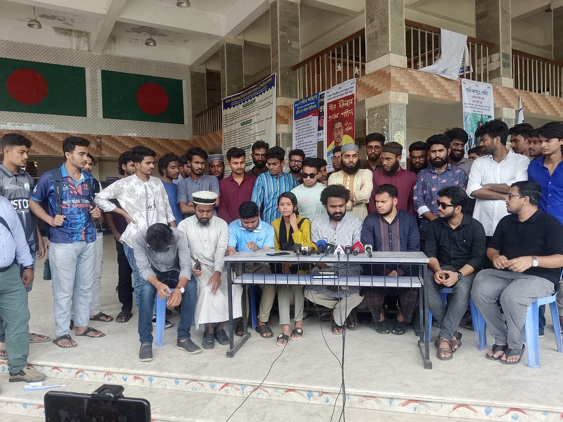 বরিশাল বিশ্ববিদ্যালয়ের উপাচার্য শুচিতা শরমিনের পদত্যাগের এক দফা দাবিতে সংবাদ সম্মেলন করেন আন্দোলনকারী শিক্ষার্থীরা। আজ রোববার দুপুরে বিশ্ববিদ্যালয়ের প্রশাসনিক ভবনের নিচতলায়