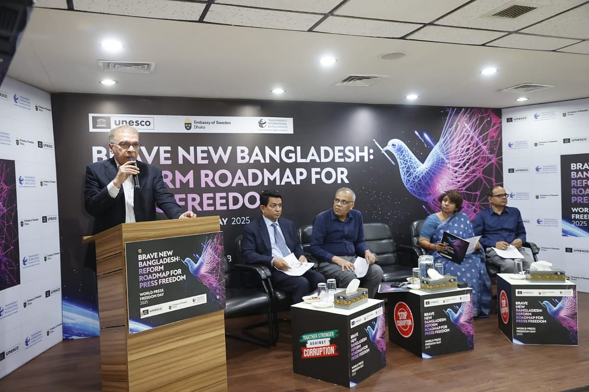 বিশ্ব মুক্ত গণমাধ্যম দিবস উপলক্ষে আয়োজিত সেমিনারে বক্তব্য দেন টিআইবির নির্বাহী পরিচালক ইফতেখারুজ্জামান