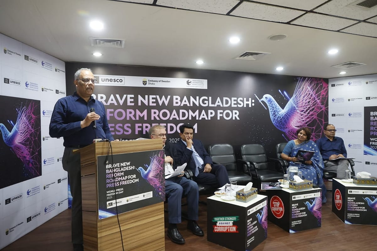 ‘ব্রেভ নিউ বাংলাদেশ: রিফর্ম রোডম্যাপ ফর প্রেস ফ্রিডম’ শীর্ষক সেমিনারে বক্তব্য দেন গণমাধ্যম সংস্কার কমিশনের প্রধান কামাল আহমেদ। রোববার, রাজধানীর ধানমন্ডিতে