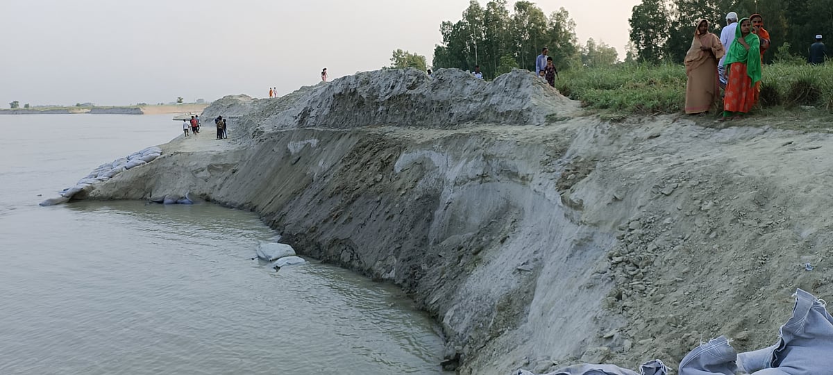 নদীভাঙন ঠেকাতে বালুভর্তি জিও ব্যাগ ফেলছে পানি উন্নয়ন বোর্ড (পাউবো)। সম্প্রতি তোলা