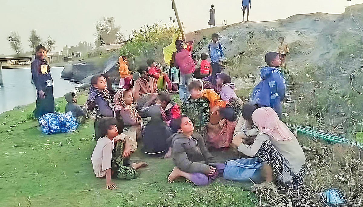 কক্সবাজারের টেকনাফের নাফ নদী অতিক্রম করে বাংলাদেশে অনুপ্রবেশকারী একদল রোহিঙ্গা। ২৮ এপ্রিল টেকনাফের হোয়াইক্যং সীমান্তে