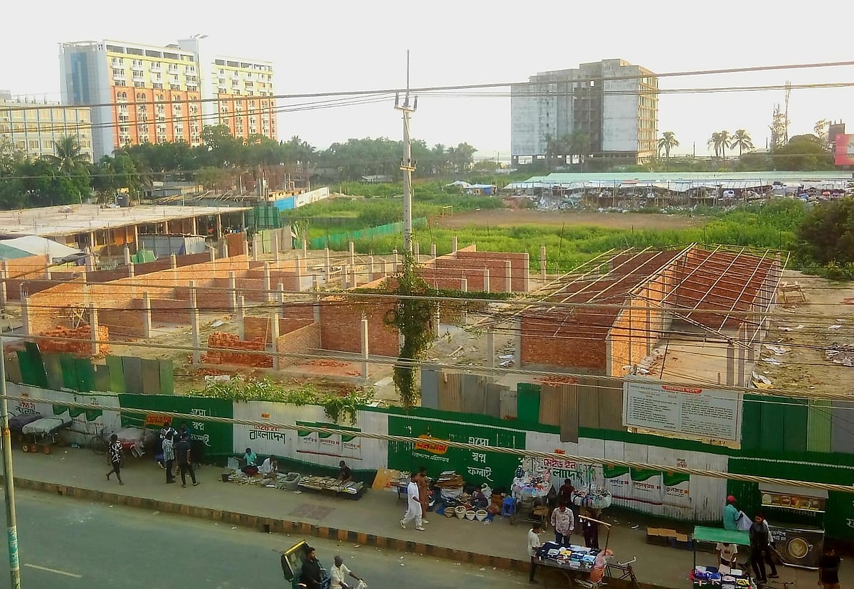 কক্সবাজার সৈকতের সুগন্ধা পয়েন্টের হোটেল–মোটেল জোন সড়কে শত কোটি টাকা দামের সরকারি জমি দখল করে নির্মিত হয়েছে অসংখ্য দোকানপাট। সম্প্রতি তোলা