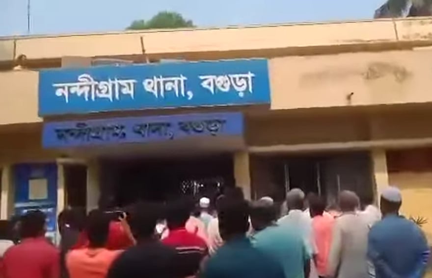 বগুড়ার নন্দীগ্রাম থানা ঘেরাও করে জামায়াতের নেতা–কর্মীদের বিক্ষোভ। আজ রোববার সকালে