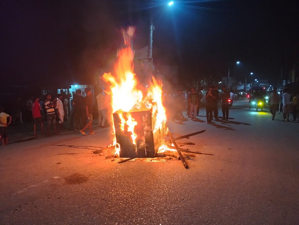 ভোলার পাঁচটি সড়কে আবার বাস ধর্মঘটের ডাক দিয়েছেন বাসশ্রমিকেরা। সড়কে আগুন জ্বালিয়ে বিক্ষোভ। রোববার বিকেলে ভোলা-চরফ্যাশন মহাসড়কে
