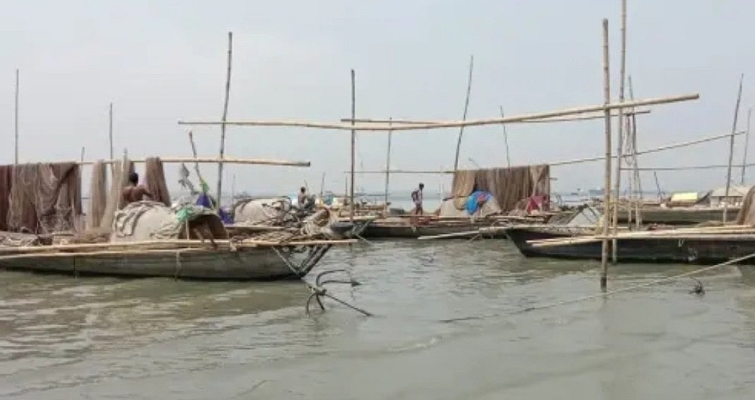 মেঘনায় ইলিশ ধরা পড়ছে না। তাই নৌকায় অলস সময় কাটাচ্ছেন জেলেরা। রোববার সকালে চাঁদপুরের মতলব উত্তর উপজেলার ষাটনল এলাকায়