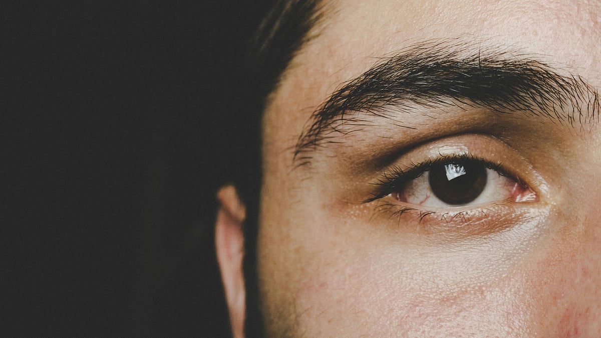 দীর্ঘ সময় ধরে কম্পিউটার, মুঠোফোন, টিভি দেখার কারণে চোখ ক্লান্ত হয়ে পড়ে