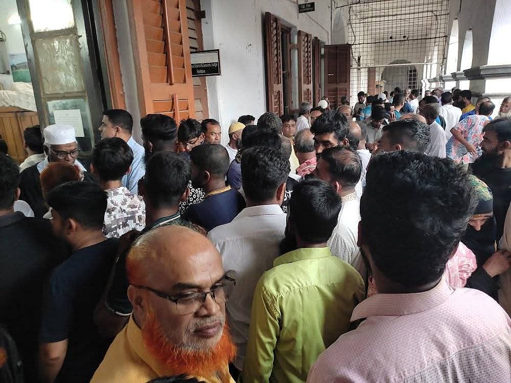 আওয়ামী লীগের নেতা-কর্মীরা আদালতে হাজির হয়ে জামিনের আবেদন করলে শুনানি শেষে তাঁদের কারাগারে পাঠানো হয়। রোববার দুপুরে