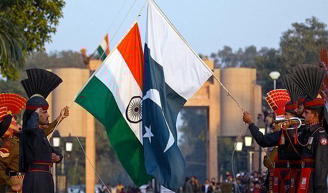 সীমান্তে নামানো হচ্ছে ভারত-পাকিস্তানের পতাকা