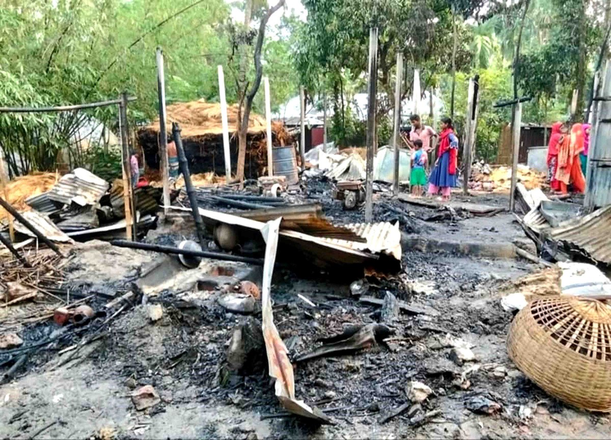 আগুনে পুড়ে যাওয়া বসতঘর। নাটোরের নলডাঙ্গার পিপরুল গ্রামে শনিবার দিবাগত রাত দুইটার দিকে এ ঘটনা ঘটে।