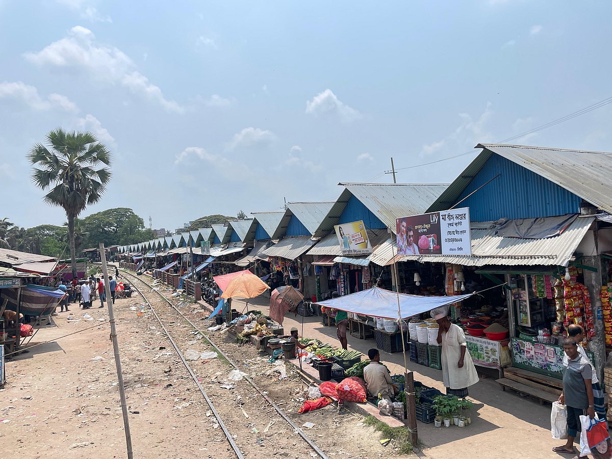 কুমিল্লার লাকসাম দৌলতগঞ্জ রেলওয়ে স্টেশন লাগোয়া রেলের জমি ও লুপলাইন দখল করা গড়ে গড়ে ওঠা অবৈধ মার্কেট। সম্প্রতি তোলা