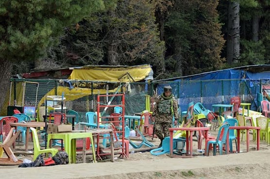 দক্ষিণ কাশ্মীরের অনন্তনাগ জেলার পেহেলগামের কাছে বৈসরানে পর্যটকদের ওপর বন্দুকধারীর হামলার পর পর্যটন এলাকায় উল্টে থাকা চেয়ার-টেবিলের পাশ দিয়ে হেঁটে যাচ্ছেন ভারতীয় নিরাপত্তা বাহিনীর এক সদস্য। ২৩ এপ্রিল, ২০২৫