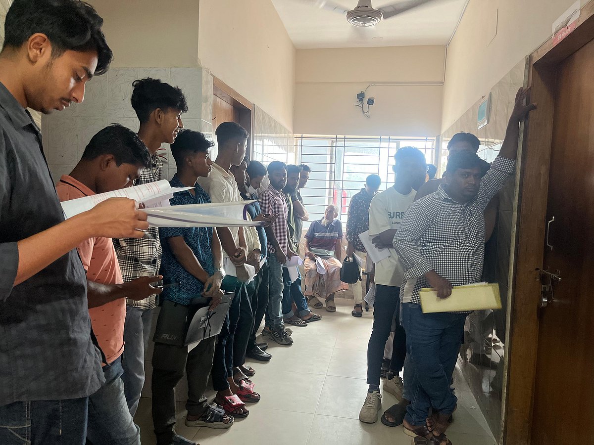 মাদারীপুর আঞ্চলিক পাসপোর্ট কার্যালয়ে সেবাপ্রত্যাশীদের ভিড়। গত বৃহস্পতিবার মাদারীপুর শহরের খামারবাড়ি এলাকায়