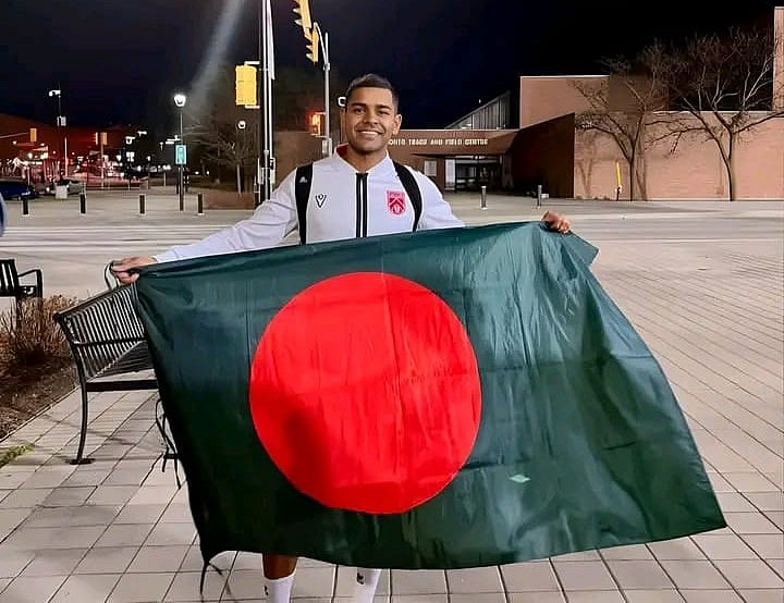 বাংলাদেশের পতাকা হাতে শমিত সোম।