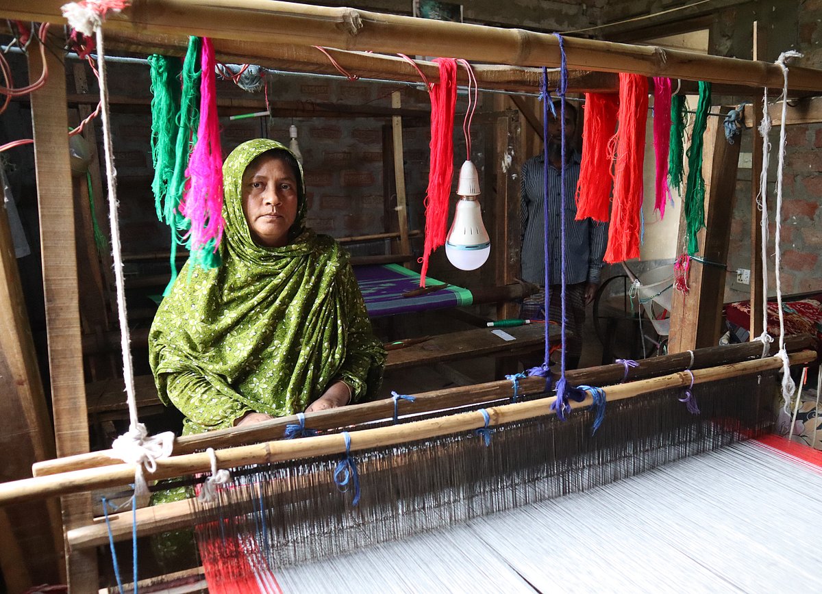মৌলভীবাজারের কমলগঞ্জের আসমা আক্তার মণিপুরি তাঁত বসিয়ে সংসারে সচ্ছলতা এনেছেন