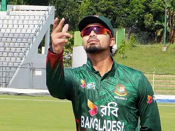 টস করছেন বাংলাদেশ ‘এ’ দলের অধিনায়ক নুরুল হাসান