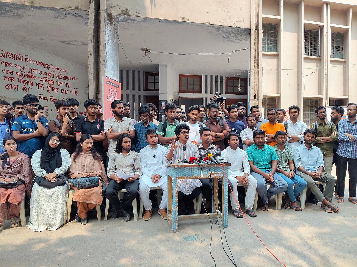 রাজশাহী বিশ্ববিদ্যালয়ের রাকসু ভবনের সামনে আয়োজিত সংবাদ সম্মেলনে বক্তব্য দেন শিক্ষার্থীরা। আজ সোমবার