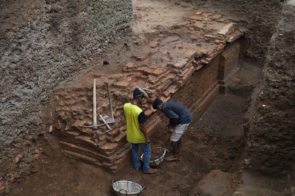 কুমিল্লা সদর দক্ষিণ উপজেলায় গত এপ্রিলের শুরুতে এক ব্যক্তির বসতভিটা নির্মাণের জন্য মাটি খননের সময় লাল ইটের প্রাচীন স্থাপনাটি প্রথম দেখা যায়। এর পর থেকে সেখানে শুরু হয়েছে খননকাজ