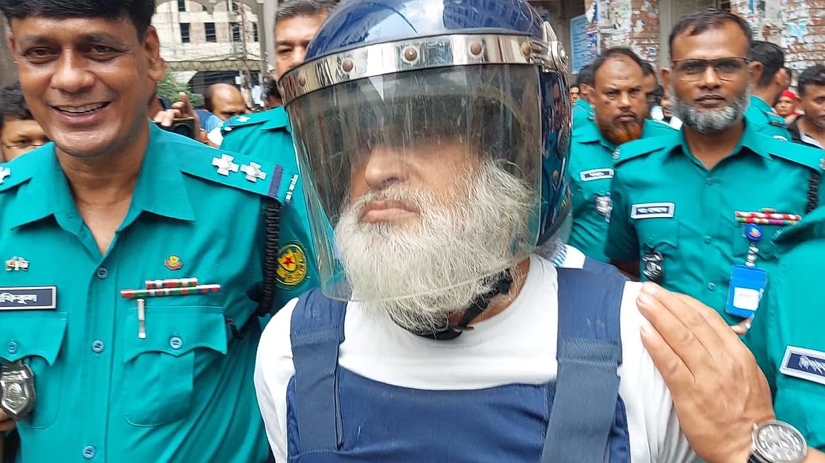হাজি সেলিমকে আদালত থেকে হাজতখানায় নিয়ে যাচ্ছে পুলিশ