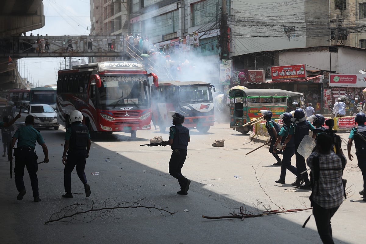 অবরোধকারীদের ছত্রভঙ্গ করছে পুলিশ। আজ বেলা পৌনে ১১টার দিকে চট্টগ্রাম নগরের মুরাদপুরে