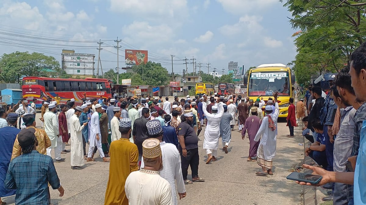 কুমিল্লা সদর দক্ষিণের পদুয়ার বাজার বিশ্বরোড এলাকায় ঢাকা–চট্টগ্রাম মহাসড়ক অবরোধ করেছে আহলে সুন্নাত ওয়াল জমা’আত। আজ সোমবার সকালে