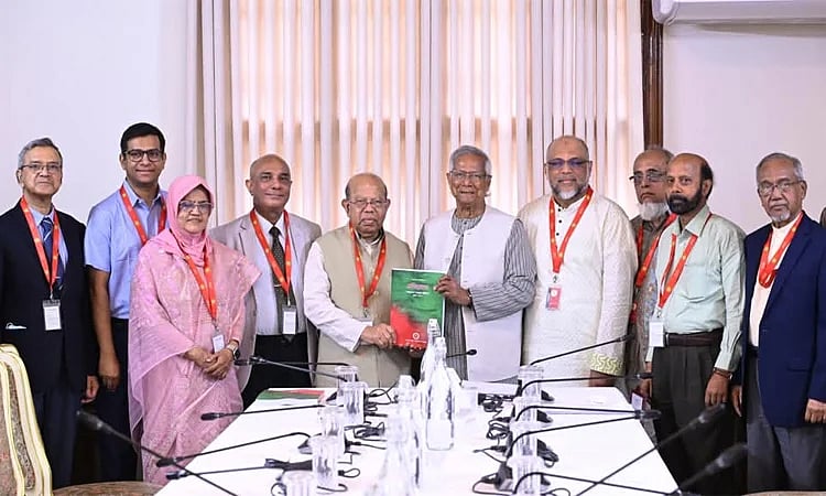 প্রধান উপদেষ্টা অধ্যাপক মুহাম্মদ ইউনূসের কাছে গতকাল সোমবার প্রতিবেদন জমা দিয়েছে স্বাস্থ্যবিষয়ক সংস্কার কমিশন