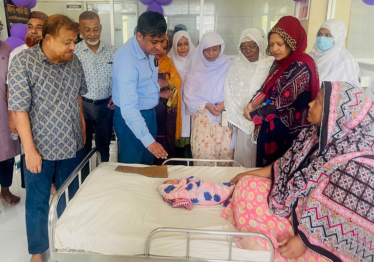 উদ্বোধনের পর ‘জাহানারা নবজাতক ওয়ার্ড’ ঘুরে দেখছেন অতিথিরা। আজ সোমবার দুপুরে চাঁদপুর জেনারেল  হাসপাতালের তৃতীয় তলায়