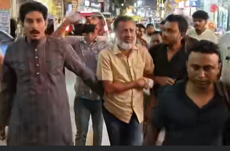 বগুড়া হোমিওপ্যাথি মেডিকেল কলেজের ভারপ্রাপ্ত অধ্যক্ষ এস এম মিল্লাত হোসেনকে মারধর করে গোয়েন্দা পুলিশের কার্যালয়ে নিয়ে যাওয়া হয়েছে। সোমবার রাতে বগুড়া শহরের জলেশ্বরীতলা এলাকায়