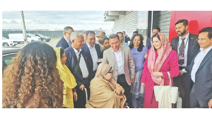 দীর্ঘ চার মাস যুক্তরাজ্যের লন্ডনে চিকিৎসা শেষে দেশে ফিরছেন বিএনপির চেয়ারপারসন খালেদা জিয়া। সোমবার হিথরো বিমানবন্দরের চার নম্বর টার্মিনালের ভিআইপি গেটে মা খালেদা জিয়াকে বিদায় জানাচ্ছেন ছেলে তারেক রহমান