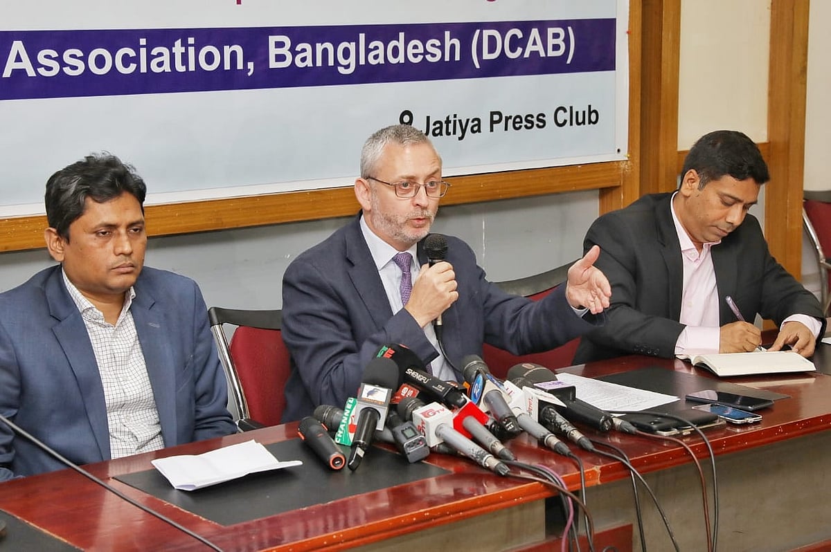 আজ সোমবার জাতীয় প্রেসক্লাবের ভিআইপি লাউঞ্জে আয়োজিত ডিকাবের অনুষ্ঠানে ইউরোপীয় ইউনিয়নের রাষ্ট্রদূত মাইকেল মিলার নানা বিষয় নিয়ে কথা বলেন