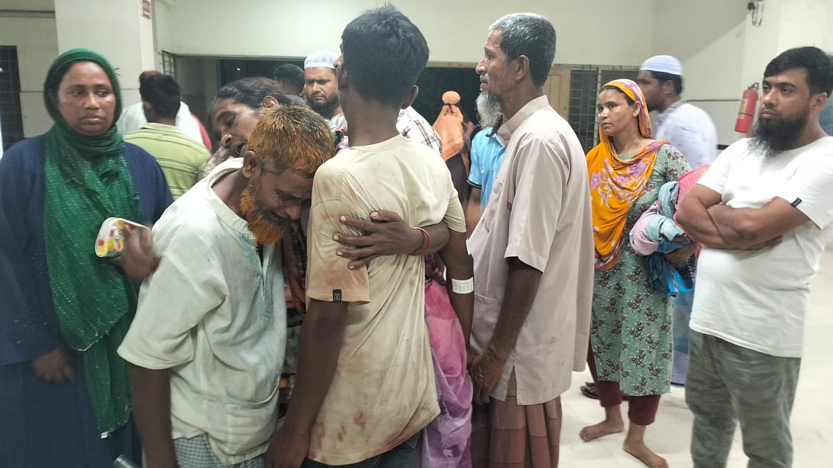 সংঘর্ষে হতাহত ব্যক্তিদের ফরিদপুরের ভাঙ্গা স্বাস্থ্য কমপ্লেক্সে নেওয়া হয়। গতকাল রোববার রাতে