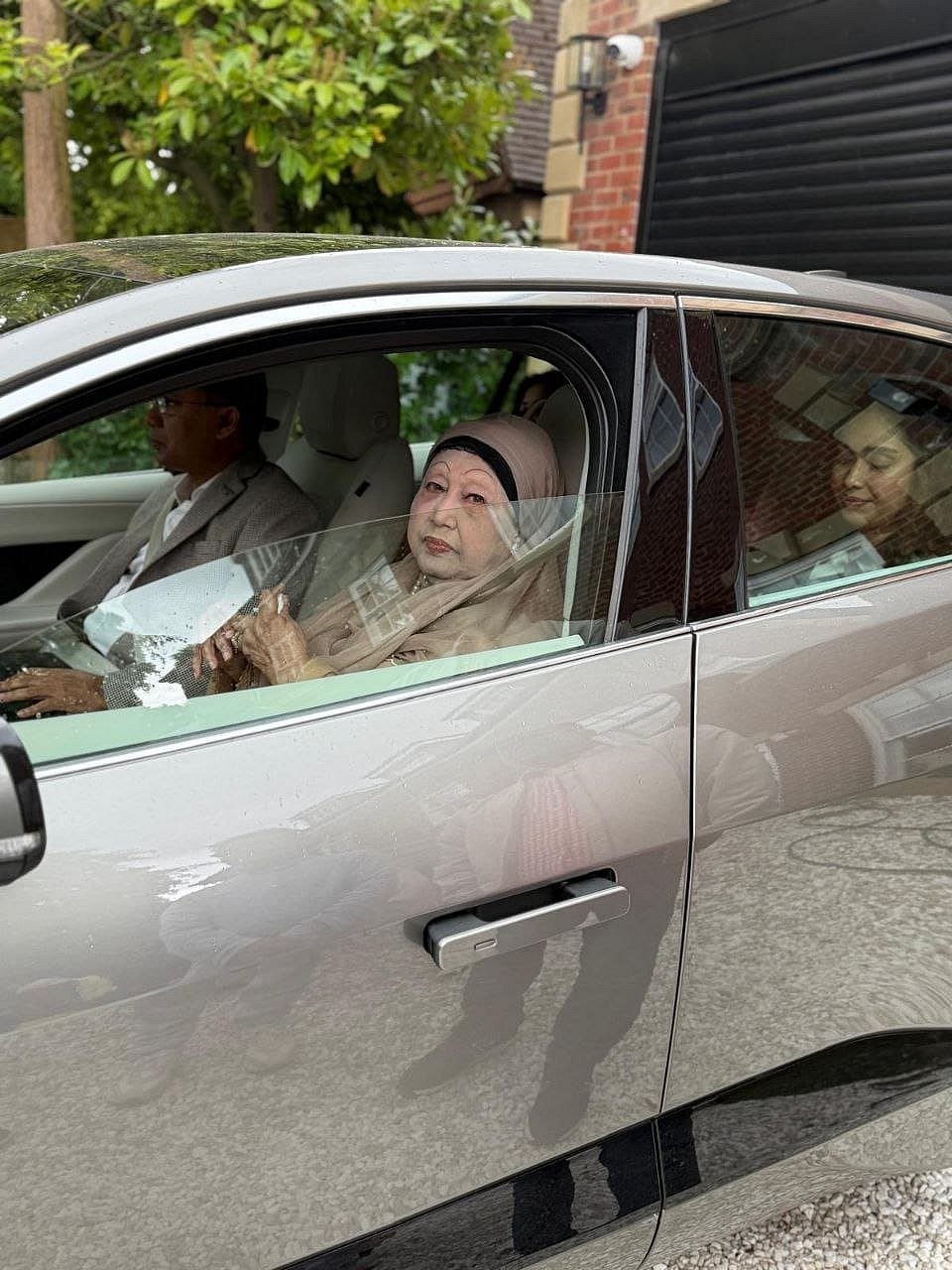 গাড়িতে লন্ডনের হিথরো বিমানবন্দরের উদ্দেশে খালেদা জিয়া। যুক্তরাজ্য, ৫ মে