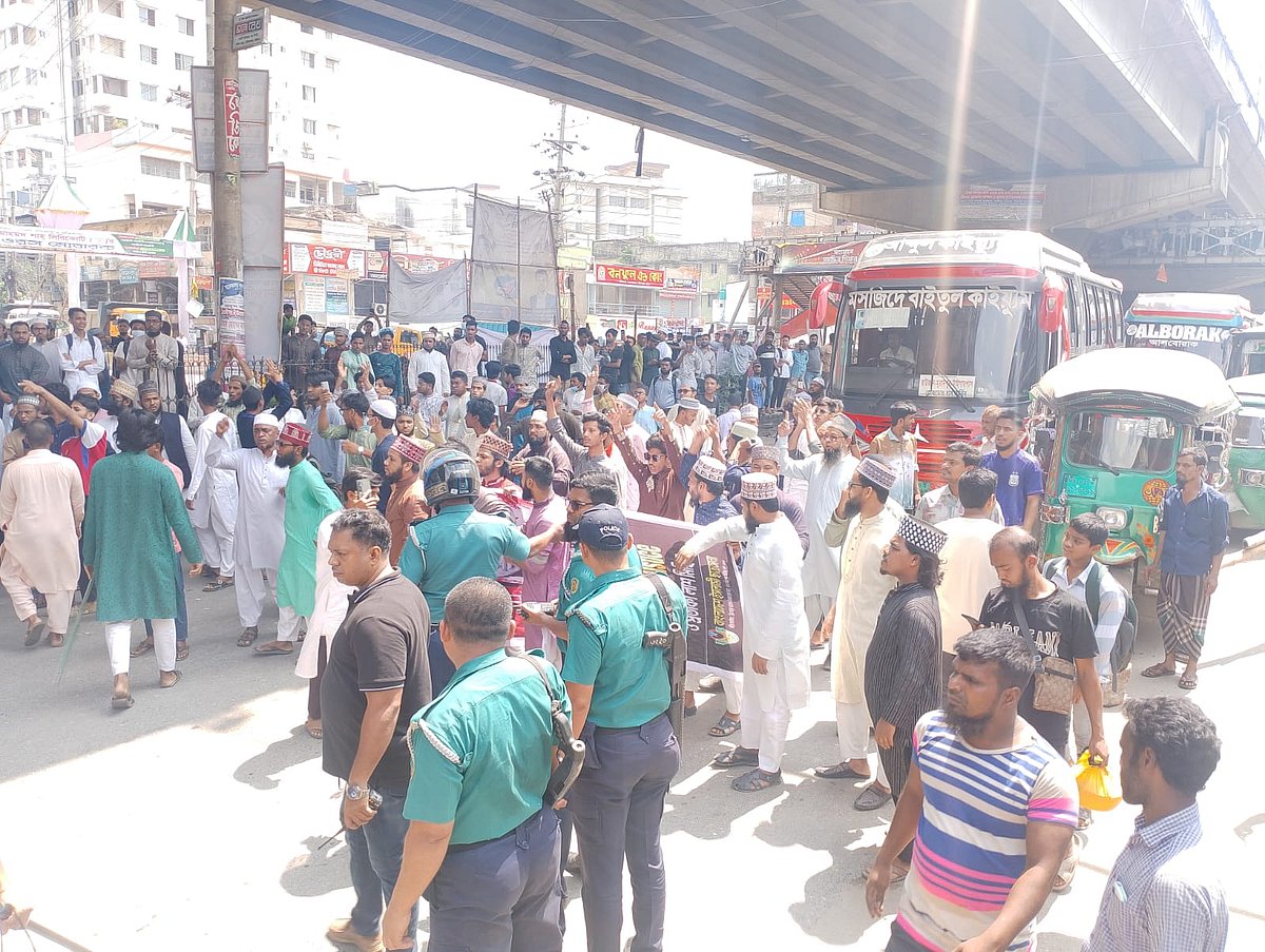 মাওলানা রইস হত্যার বিচার দাবিতে চট্টগ্রামের মুরাদপুরে সড়ক অবরোধ। আজ সকালে