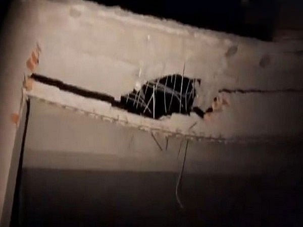 ভারত–নিয়ন্ত্রিত কাশ্মীরে গোলাগুলিতে ক্ষতিগ্রস্ত দেওয়াল