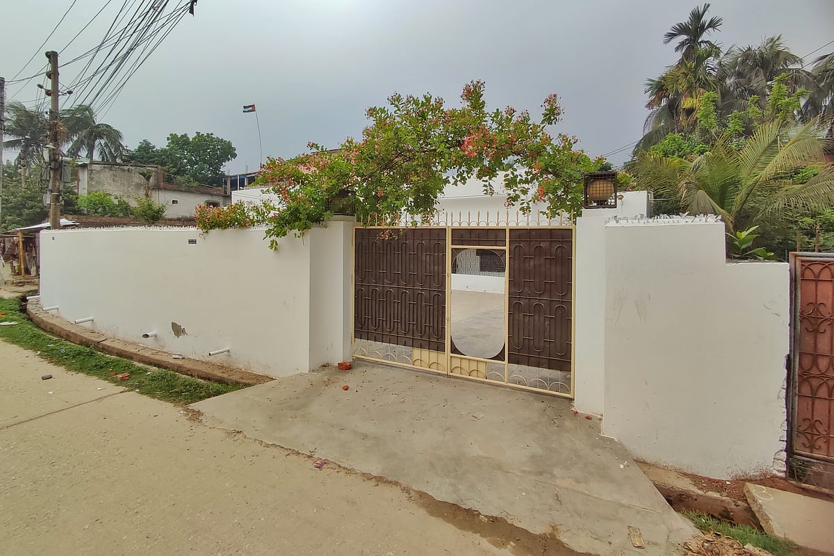 পাবনা শহরের রাঘপপুর এলাকায় জেলা বিএনপির সদস্যসচিব মাসুদ খন্দকারের বাড়ি। আজ মঙ্গলবার সকালে তোলা