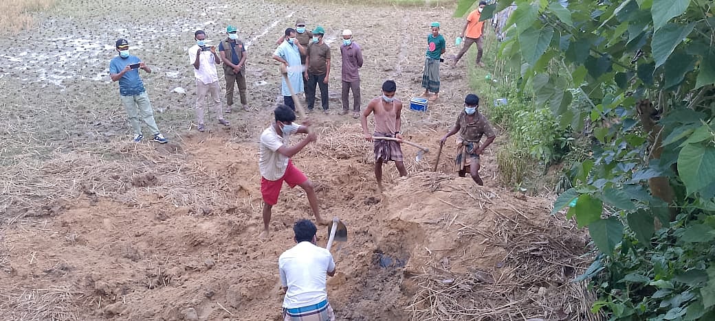 মাটি চাপা দেওয়া স্থান থেকে তোলা হচ্ছে হাতি শাবকের মরদেহ।  গতকাল সকালে চট্টগ্রামের বাঁশখালীর পূর্ব পুঁইছড়ির পাহাড়ি এলাকায়