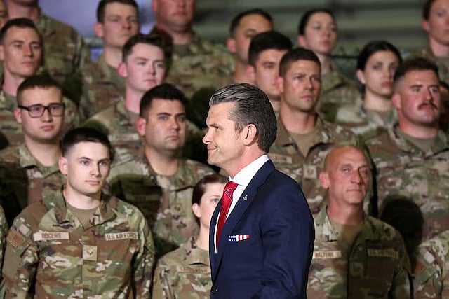 সেলফ্রিজ এয়ার ন্যাশনাল গার্ডের ঘাঁটিতে এক অনুষ্ঠানে মার্কিন প্রতিরক্ষামন্ত্রী পিট হেগসেথ। হ্যারিসন টাউনশিপ, মিশিগান, যুক্তরাষ্ট্র, ২৯ এপ্রিল ২০২৫