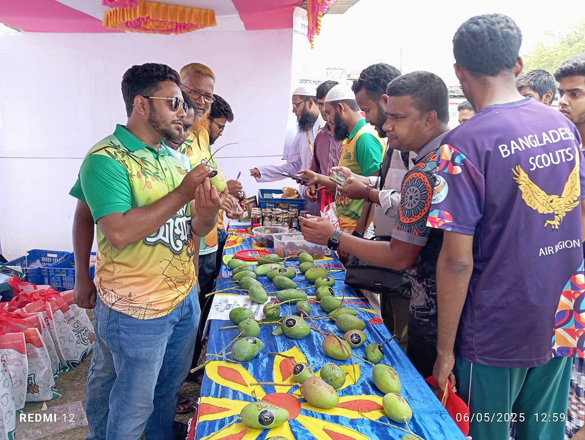 চাঁপাইনবাবগঞ্জে ‘আম সম্মেলনে’ ৫০ জাতের আমের প্রদর্শনী করা হয়। মঙ্গলবার জেলার শিবগঞ্জ উপজেলার কানসাটের রাজবাড়ী মাঠে
