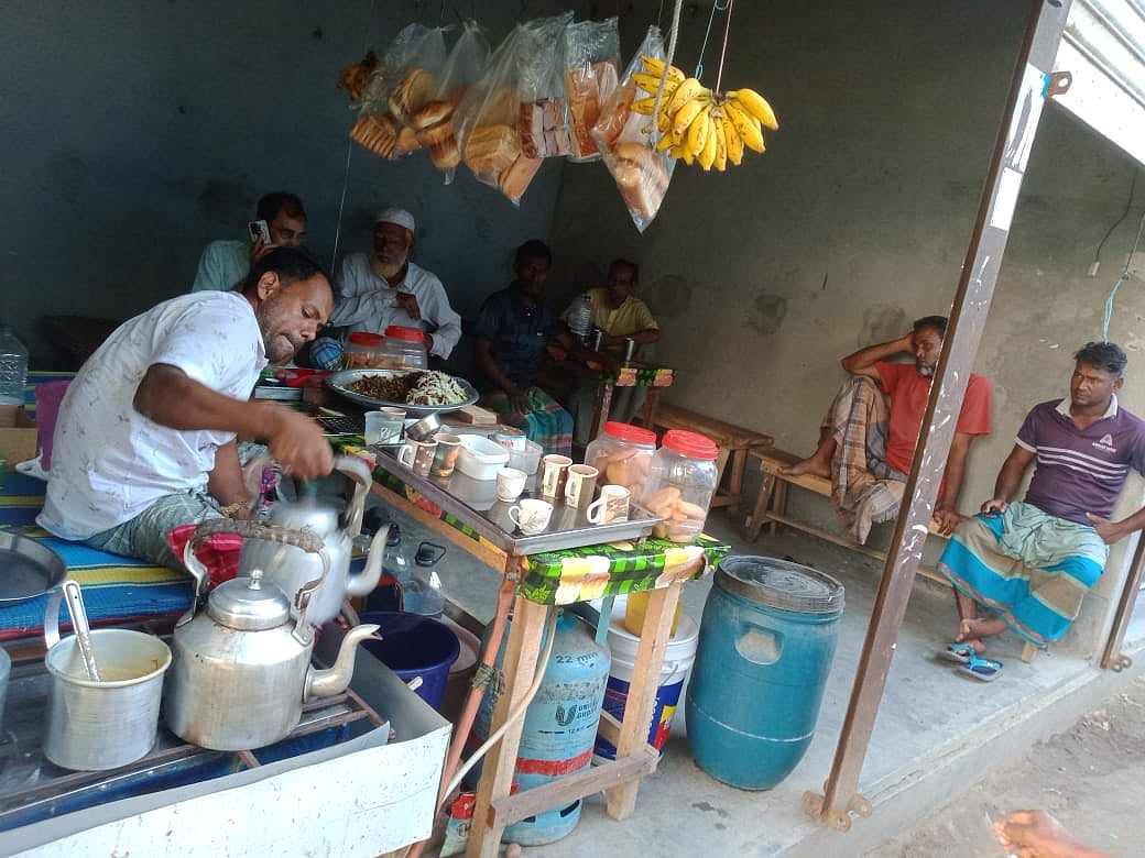 শারীরিক বাধা জয় করে নিজের দোকানে চা বানিয়ে বিক্রি করছেন মো. শিপন। গতকাল সোমবার দুপুরে চাঁদপুরের মতলব উত্তর উপজেলার লবাইরকান্দি গ্রামের দাশের বাজার এলাকায়