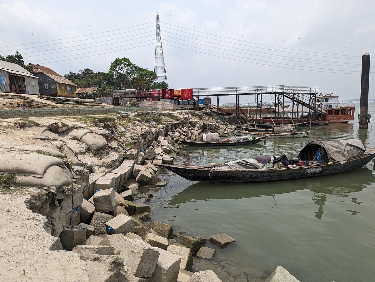 শরীয়তপুরের জাজিরায় পদ্মা সেতু প্রকল্প রক্ষা বাঁধ ভাঙনের ঝুঁকিতে পড়েছে। সম্প্রতি নাওডোবা মঙ্গল মাঝি ও সত্তার মাদবর বাজার এলাকায়