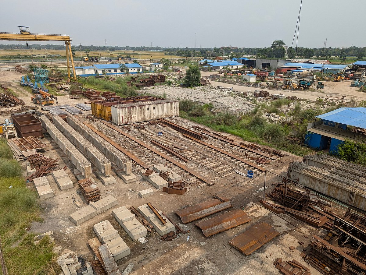 চারলেন মহাসড়কের ঠিকাদারি প্রতিষ্ঠান এফকনস ইনফ্রাস্ট্রাকচার লিমিটেডের প্রকল্প কার্যালয়ে রাখা হয়েছে নির্মাণসামগ্রী। গত ৩০ এপ্রিল ব্রাহ্মণবাড়িয়া সদর উপজেলার রামরাইল এলাকায়