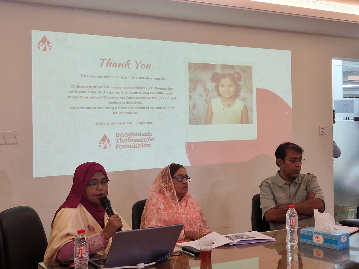 সংবাদ সম্মেলনে থ্যালাসেমিয়া রোগটি নিয়ে বিস্তারিত উপস্থাপনা তুলে ধরেন চিকিৎসক জান্নাতুল ফেরদৌস (বাঁয়ে)। বাংলাদেশ থ্যালাসেমিয়া ফাউন্ডেশনের কার্যালয়, মালিবাগ, ৬ মে