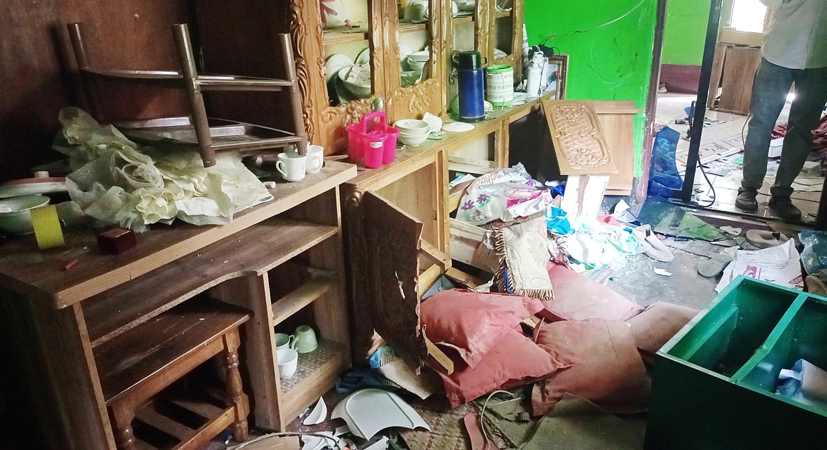 সাবেক মন্ত্রী মুজিবুল হকের শ্বশুরবাড়িতে ভাঙচুরের পর লুটপাটও করা হয় বলে অভিযোগ। মঙ্গলবার দুপুরে কুমিল্লার চান্দিনা উপজেলার মীরাখোলা গ্রামে