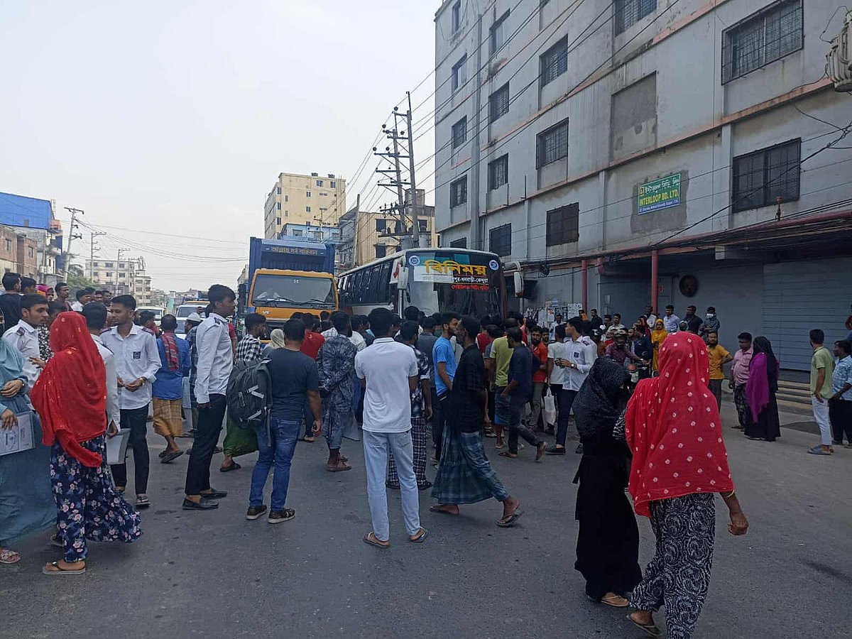 গাজীপুর মহানগরীর হারিকেন এলাকায় পোশাক কারখানার শ্রমিকের মৃত্যুর প্রতিবাদে তাঁর সহকর্মীরা মহাসড়ক অবরোধ করে রেখেছেন। আজ মঙ্গলবার সকাল ৯টার দিকে মহানগরীর হারিকেন এলাকায়