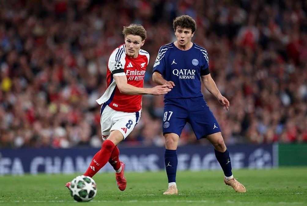 Mushuk pornosini tomosha qiling Qizlar qinlarini chozib, narsalarni kiritishadi