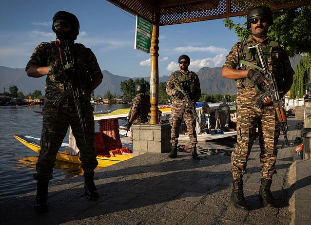 কাশ্মীরের ডাল লেক এলাকায় ভারতীয় সেনাদের অবস্থান