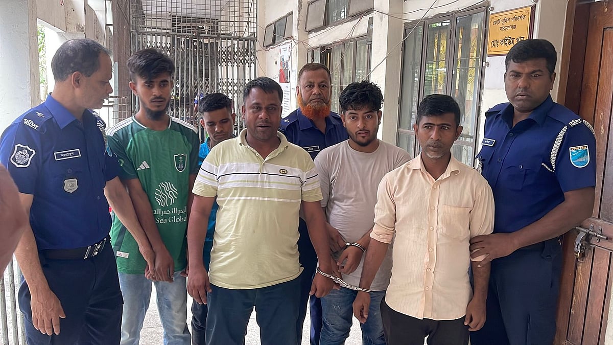 নারায়ণগঞ্জের অতিরিক্ত জেলা ও দায়রা জজ চতুর্থ আদালত থেকে আসামিদের কারাগারে নেওয়া হচ্ছে। আজ মঙ্গলবার