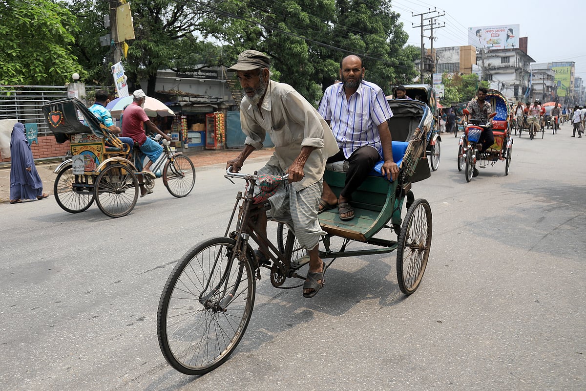বয়সের ভারে নুয়ে পড়লেও পায়ে চালিত রিকশায় পাবনা জেলা শহরের অলিগলি–সড়কে যাত্রী আনা–নেওয়া করেন ৭৫ বছর বয়সী শাহজাহান শেখ। গত সোমবার শহরের আবদুল হামিদ সড়কে